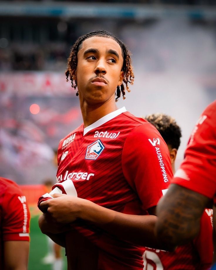 Leny Yoro is HIM 🤯

- 6 ft 3 Centre Back 🧱
- Ligue 1 Team of the Year: 23/24 🎖️
- 45 professional appearances for LOSC Lille 💫
- French Talent 🇫🇷

Blue Co. Sign him up IMMEDIATELY to replace Thiago Silva.