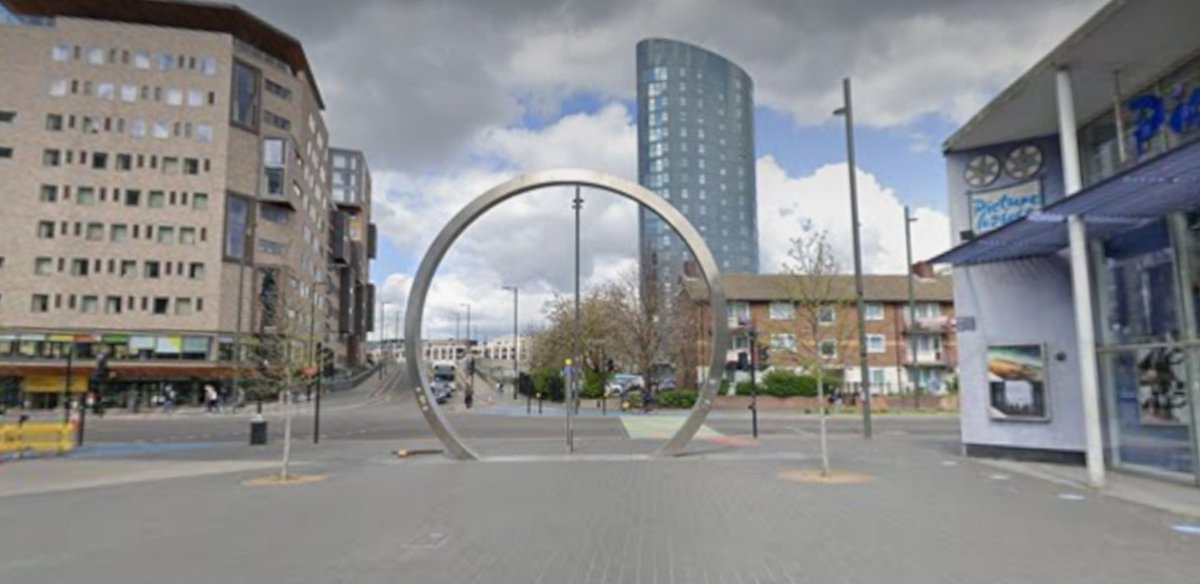 Following an incident, the Stratford "Portal" art installation - which was paired with an Italian petrol station - has been switched off.

#Portal #GasPump