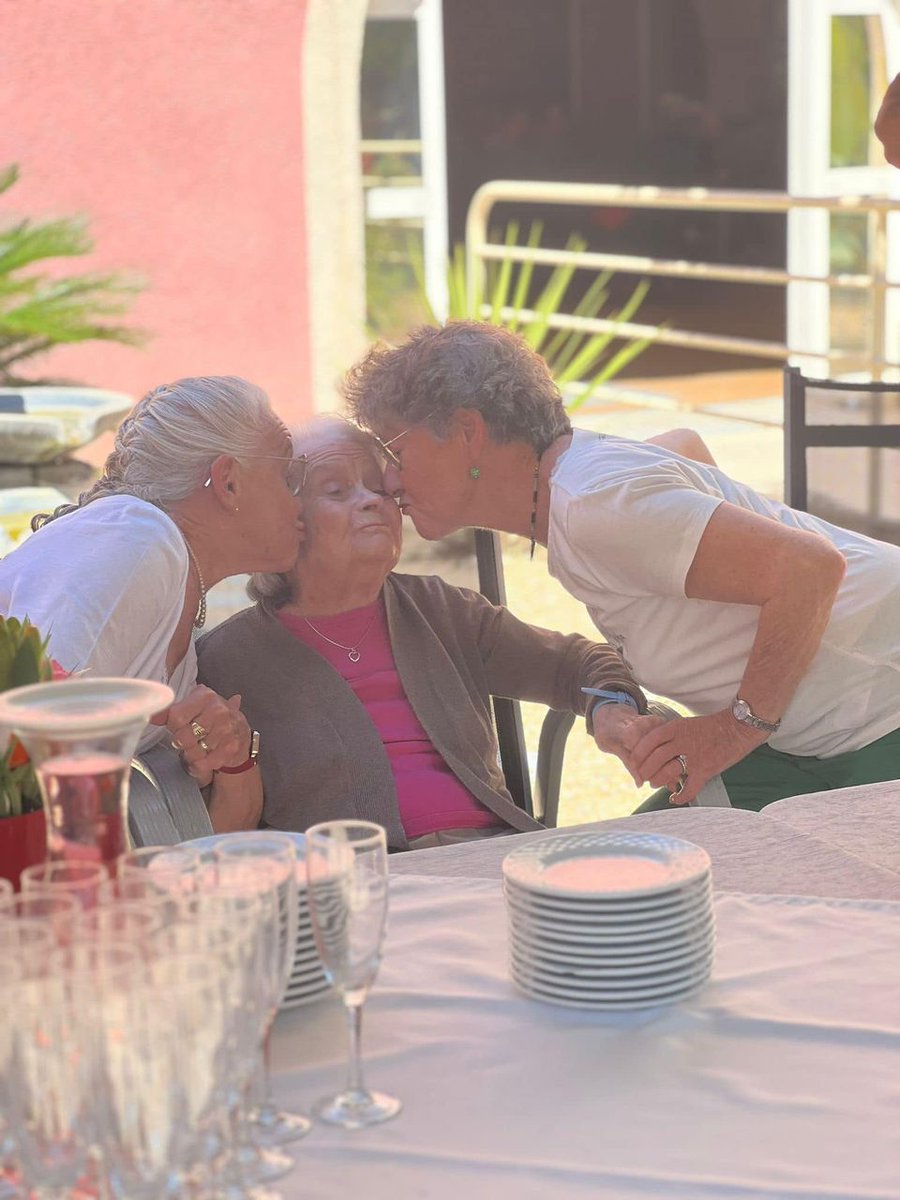 🎂Fernande Le Buzullier a fêté ses 💯 ans la semaine dernière, en présence de Marie-Thérèse Gatto, conseillère municipale déléguée aux seniors, qui lui a remis la médaille de la Ville pour cette occasion si spéciale.