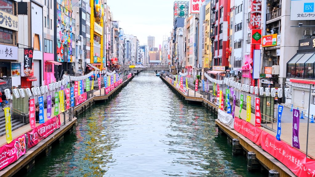 takeRLmao's tweet photo. 道頓堀川に行ってきた！
デビュー日に来れてよかった！
のぼりとCD一緒に撮りたかった💿
デビューめでたいね(  ･ᴗ･ )⚐⚑⚐⚑⚐゛
#A_BEGINNING
#Aぇǃgroup
#Aぇデビュー https://t.co/25JHMtt9NP