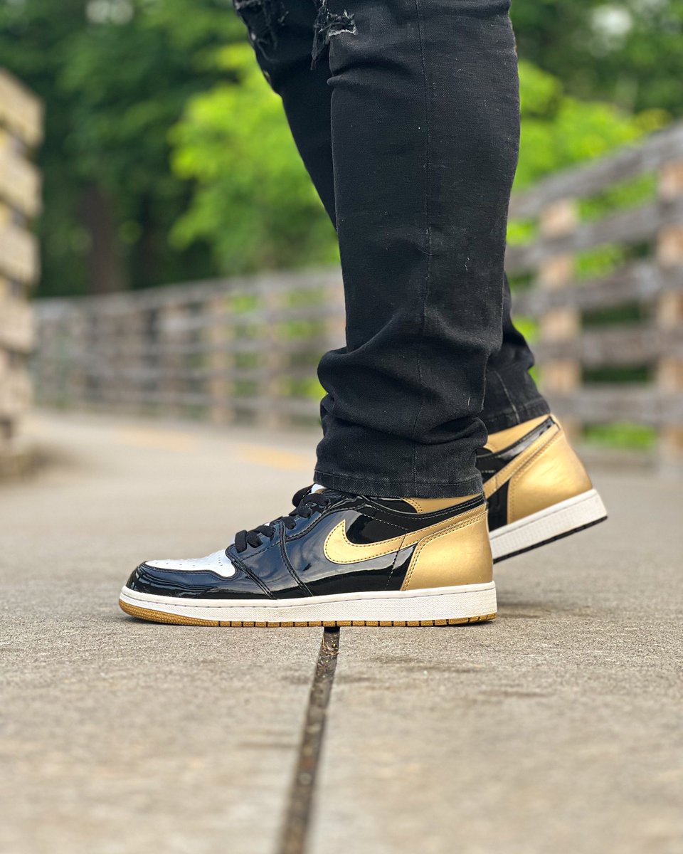 Sun’s back out shining and the sneakers are too. 
Union x AJ1 “Gold Top 3” for the #KOTD 
#snkrsliveheatingup #snkrskickcheck #yoursneakersaredope #photooftheday #photography #ShotoniPhone