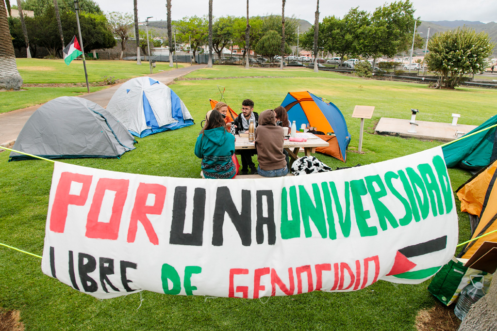 ⚫️ El alumnado de la #ULL se manifiesta en el Campus de Guajara en favor de los derechos humanos y de la paz. Hoy les ha acompañado la vicerrectora de Internacionalización y Cooperación, Inmaculada González Pérez.