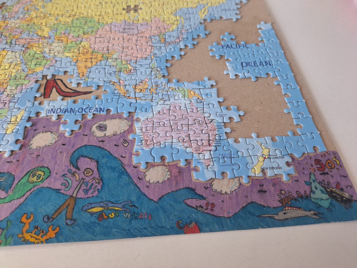 Oğlana 1000 lik puzzle aldık. Okyanuslar hep mavi olunca sıkılmış kendi tamamlamaya başlamış. Yaş 10.