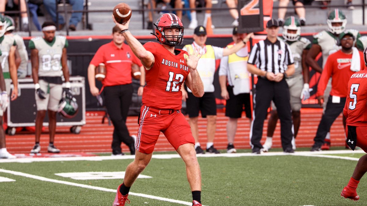 BREAKING: The DC Defenders are signing QB Mike DiLiello, per source. @mikediliello1 finished his college career at Austin Peay, throwing for 5,611 yards & 49 TD's there. @XFLDefenders bring in another NFL draft eligible player. Was just in Titans Rookie Mini-Camp. #UFL