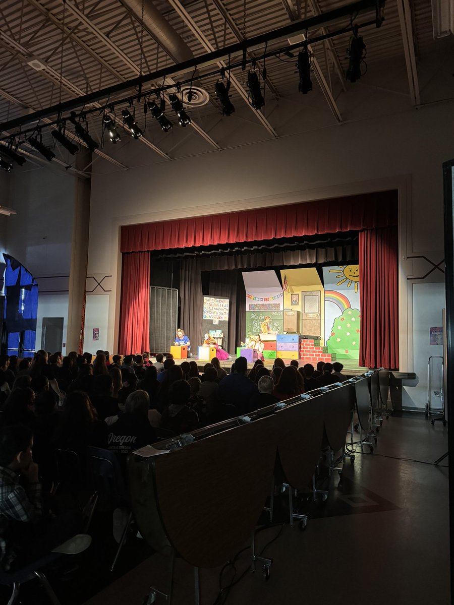 When elementary students line up for autographs following a high school drama performance, everyone wins. #umatillastrong