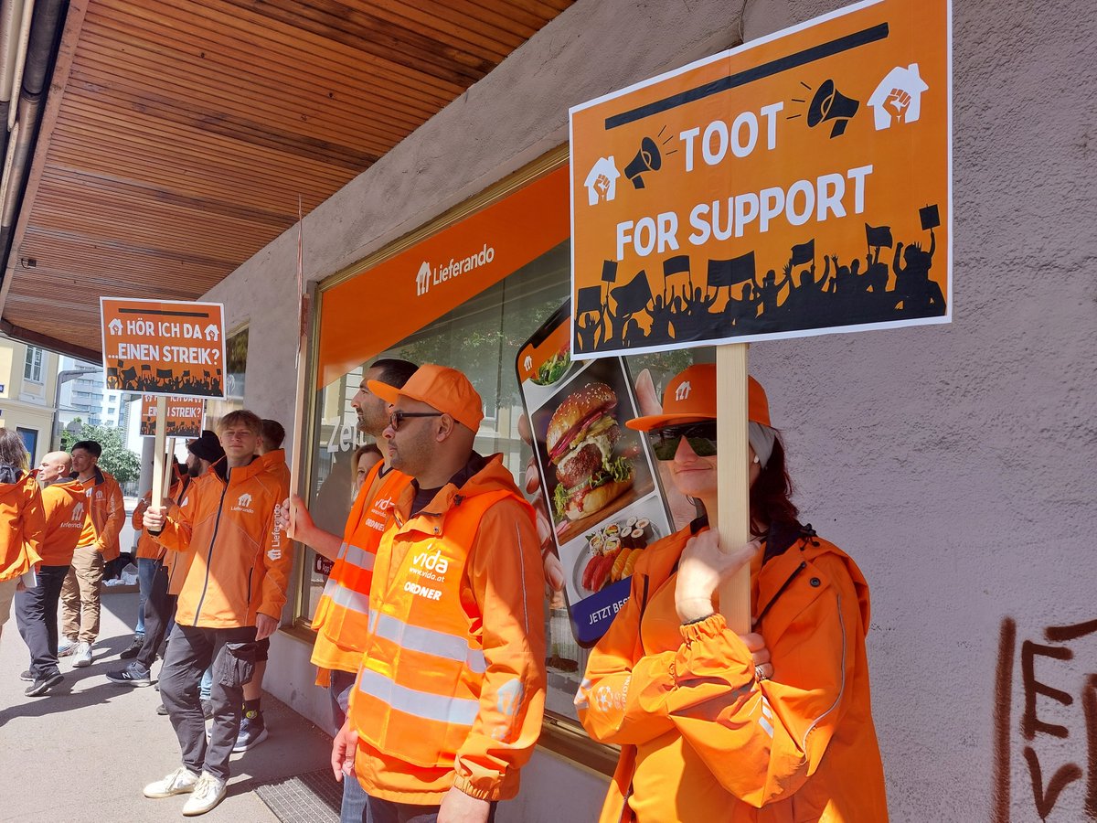 Heute hat es erneut Streiks der Fahrradbot:innen in Wien, Linz, Innsbruck und Klagenfurt für faire Lohnerhöhungen gegeben. Die Arbeitgeber bieten nach wie vor nur 5,8 % - viel zu wenig! Die @gemeinsam_vida kämpft weiter!