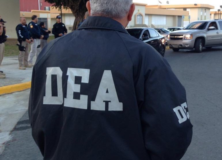 🚨#ENTÉRATE🚨| Agente de la Administración de Control de Drogas (#DEA) y agentes Estatales trabajan en un operativo para diligenciar 31 órdenes de arresto en el residencial público Jardines de Selles, en #SanJuan. Y van tras integrantes que forman parte de una organización