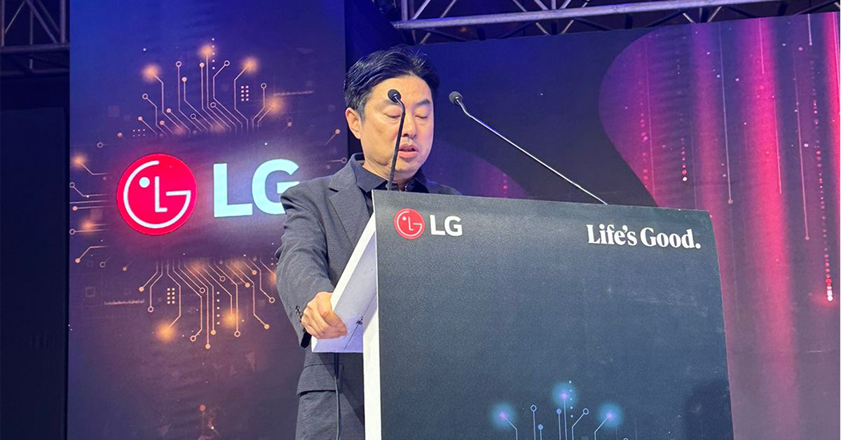Mr. Hong Ju Jeon, Managing Director, LG Electronics India welcoming the attendees & explaining the inspiration behind the latest range of LG OLED AI TVs. 

#ReinventTheFuture #11YearsOfExcellence #LGAITV #LGOLED11YrsNo1 #LGIndia #LifesGood