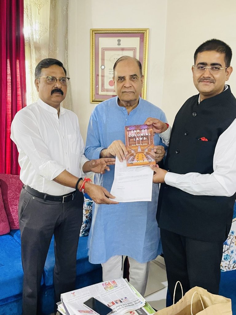 Presented my book “End of Colonial Laws -From Vision to Action” to Noted Journalist Padma Shri (Dr) Alok Mehta ji & invited him for the book launch. #EndofColonialLaws- From Vision to Action #ashwanidubeybook @alokmehtaeditor @journoras