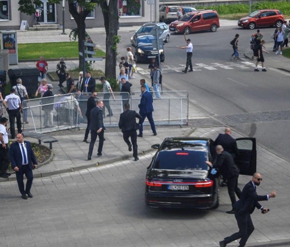 🇸🇰 | Imagen segundos después de los múltiples disparos al cuerpo del Primer Ministro de Eslovaquia, Robert Fico.

En la zona derecha de la imagen la seguridad metiendo a Fico a vehículo para trasladarlo a un helicóptero que lo lleve a un hospital mientras que a la zona izquierda…