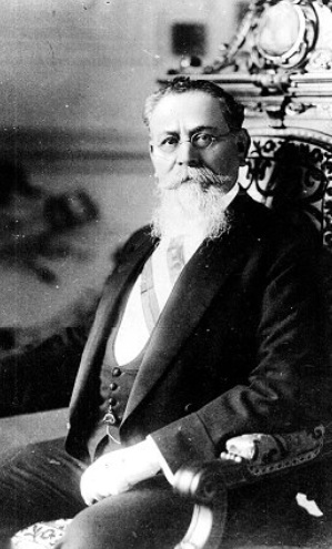 MuseoPresidente's tweet photo. #UnDiaComoHoy de 1918 por 1ª vez se celebra en México el “Día del Maestro”, instituido por decreto del Presidente Coahuilense Venustiano Carranza, haciéndole coincidir con la fecha de la toma de Querétaro (15 de mayo de 1867), en la que fuera vencido Maximiliano. https://t.co/my49etDfnh
