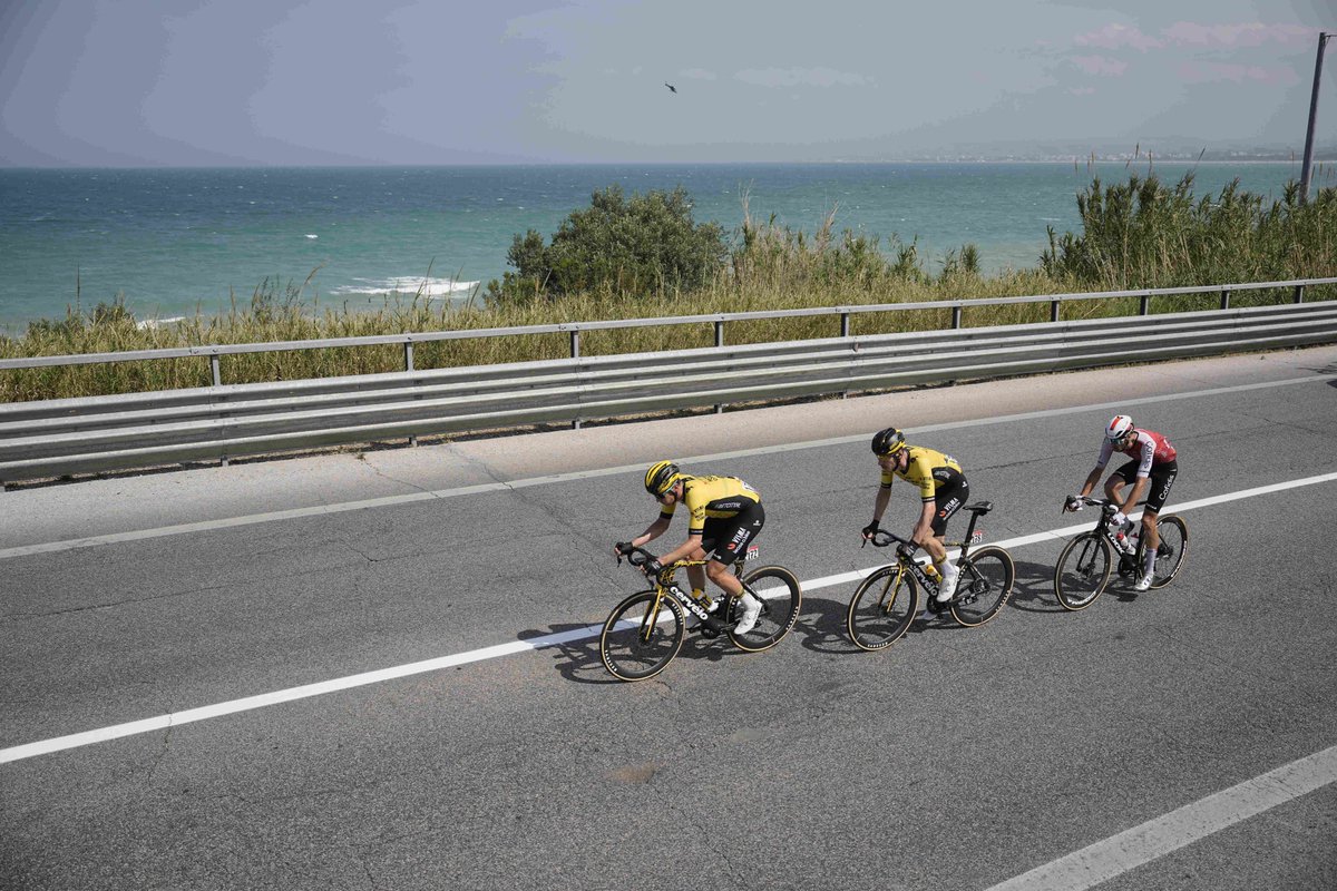 🏁 47 KM

3️⃣ 🚴‍♂️ < 39' < 🚴‍♂️🚴‍♂️🚴‍♂️💗🚗

🇫🇷 @ChampionThomas8 (COF)
🇮🇹 @edoardo_affini (TVL)
🇳🇱 Tim Van Dijke (TVL)

#GirodItalia