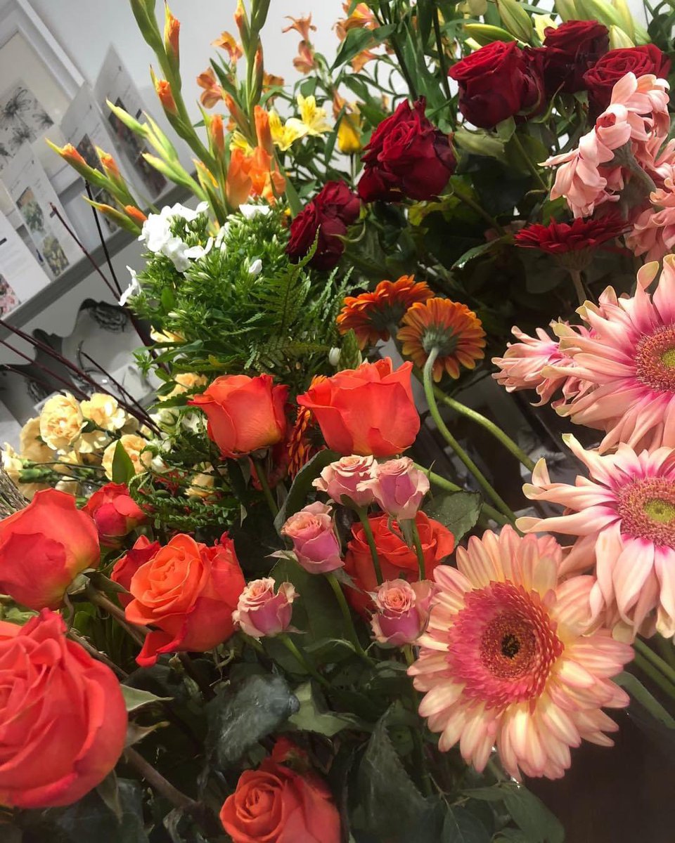 Wednesday pick me up 🤩 Glorious Flower Bar! #flowers #flowerpower