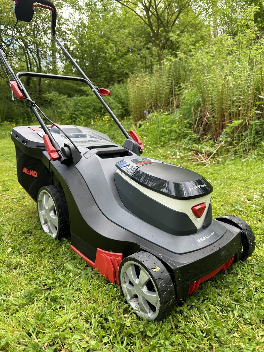 Since I moved here, I have been struggling with a heavy, old petrol
mower that was left here by previous owner. I have a lot of areas to mow, some quite challenging. Last week, I decided to buy a cordless….complete game changer! Light & easy to manoeuvre ❤️❤️