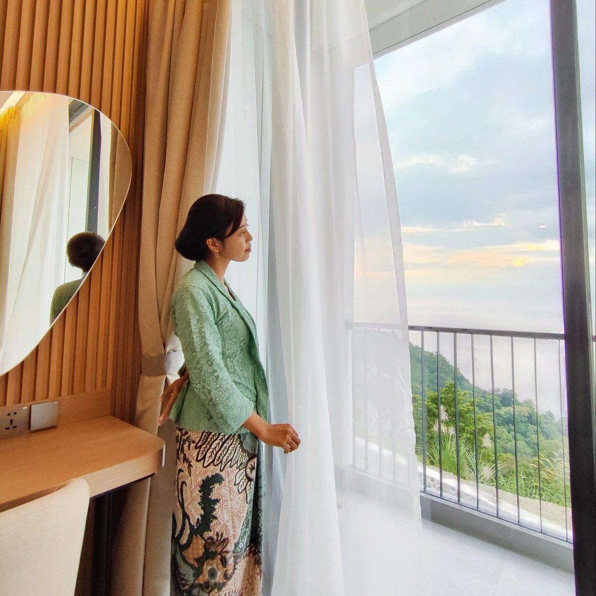 Surrounded by opulent comforts, our hotel room was more than just a place to rest; it was a front-row seat to the awe-inspiring spectacle of the world outside

- Laska Hotel & Resort Ciletuh -

#laskaciletuh
#laskahotelciletuh
#laskahotel
#laskaresort
#ciletuh