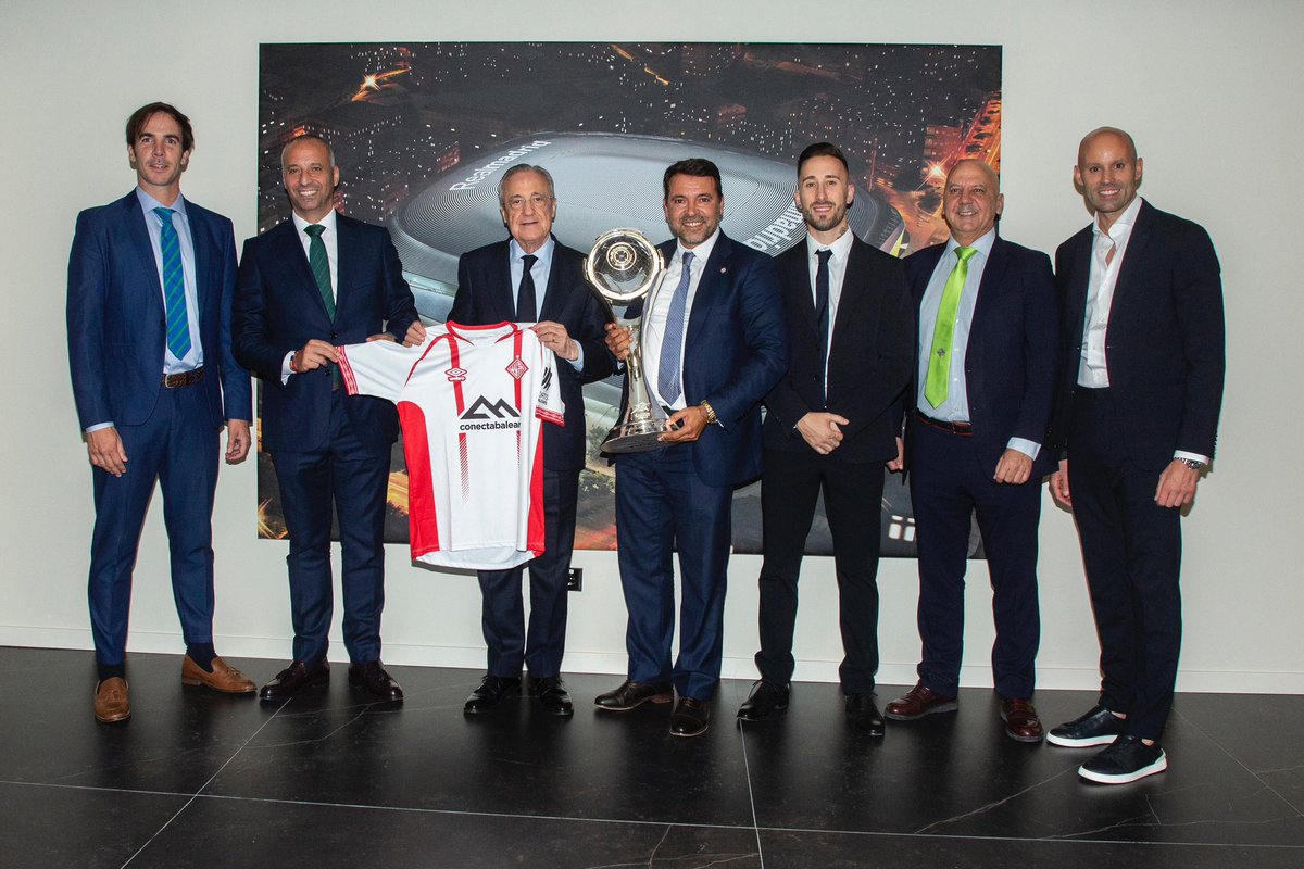🔝 En casa del club con más <a href="/ChampionsLeague/">UEFA Champions League</a> de fútbol de la historia‼️

🙌🏻 El <a href="/realmadrid/">Real Madrid C.F.</a> nos recibió anoche en el palco del Santiago Bernabéu tras ganar la segunda <a href="/UEFAFutsal/">UEFA Futsal</a> 

👏🏻 Entregamos a Florentino Pérez la camiseta del 25 aniversario del club

🫶🏻 GRACIAS‼️