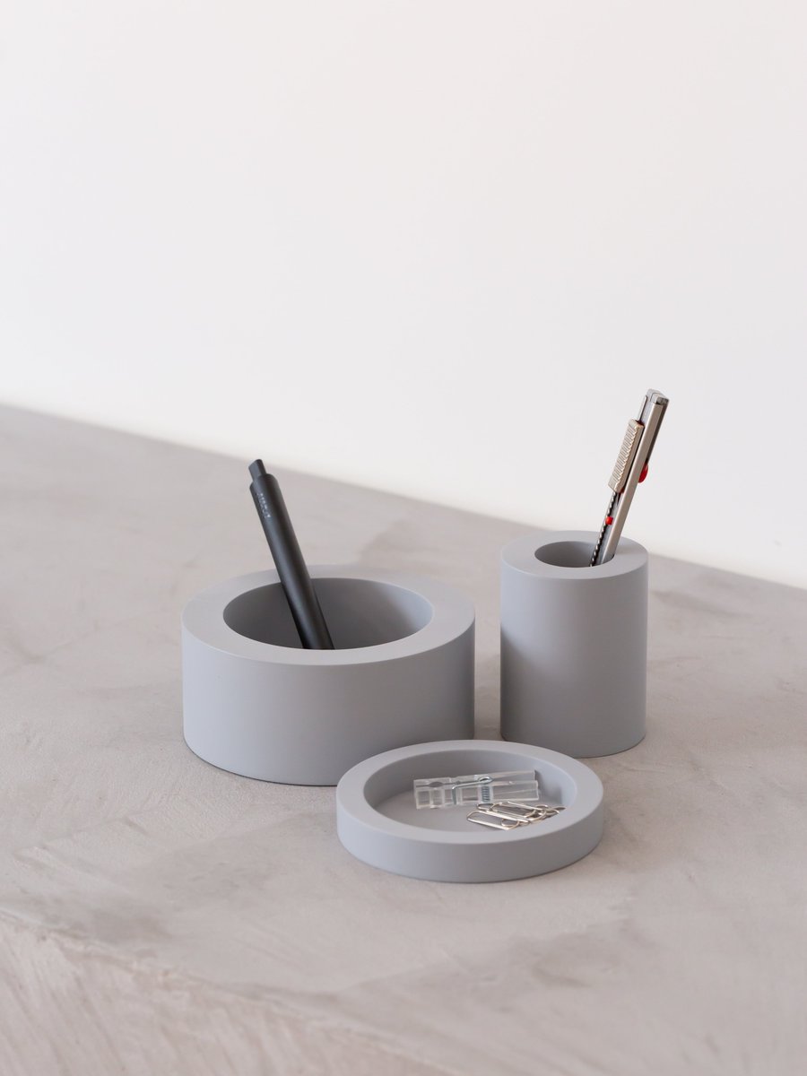 branch2018's tweet photo. Pen stand &amp; Tray / ペン立てとトレー

縁の厚いペン立てやトレーはテープのかたちをしている。普段わたしたちはこういうことをしている。

#BRANCH #design #nature #artandscience
https://t.co/1zfakXHCfo https://t.co/L4EUVFBZCQ