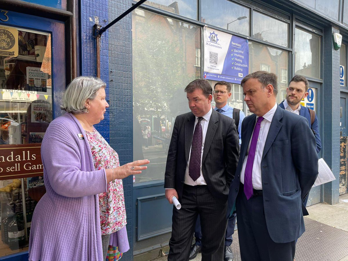 Great visit to Fulham by Roads Minister @GuyOpperman to see the practical impact of local traffic schemes (LTNs). Here, particularly the negative impact on local businesses. With Randalls butchers and @ilpagliaccio restaurant. The Council needs to help businesses like these!