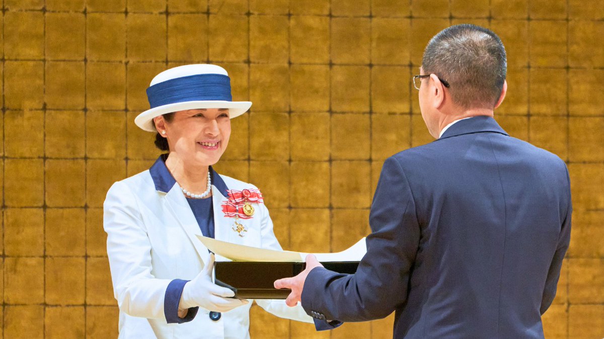 【全国赤十字大会を開催】 日本赤十字社名誉総裁 皇后陛下の行啓を仰ぎ、５月15日に令和６年全国赤十字大会を開催しました。 皇后陛下は赤十字の活動を支援してくださる個人および法人の代表に有功章を授与され、大会後は関係者に声をおかけになりました。