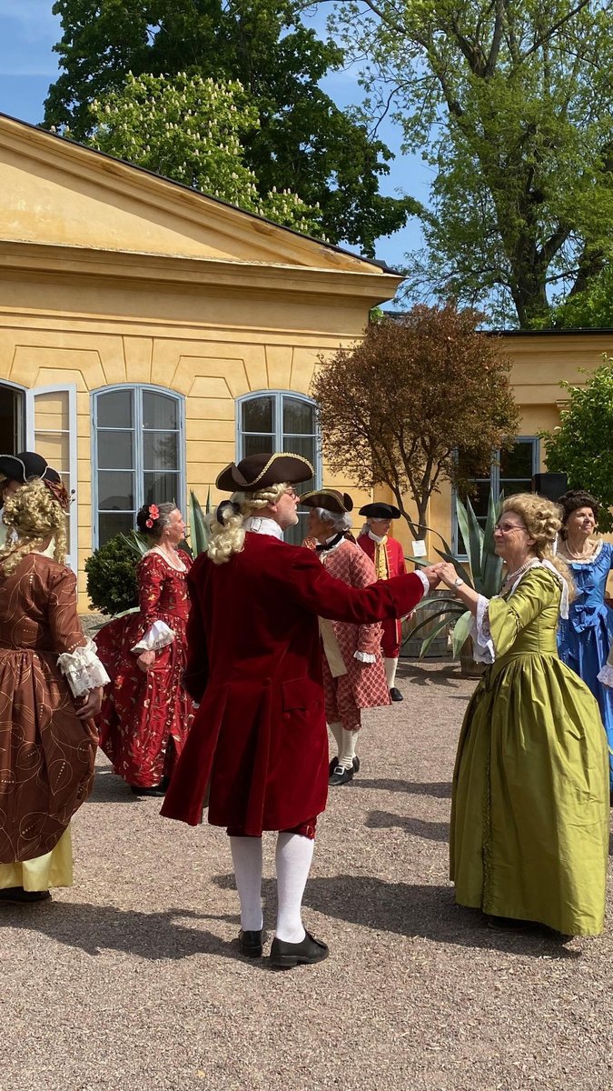 På lördag firas Carl von Linnés 317:e födelsedag i Linnéträdgården i Uppsala. 'Besökare i alla åldrar är välkomna på en tidsresa tillbaka till 1700-talet med sällskapsspel, trädgårdsmarknad, dans, forskarsamtal och dräktvisningar.' #kulturarv
