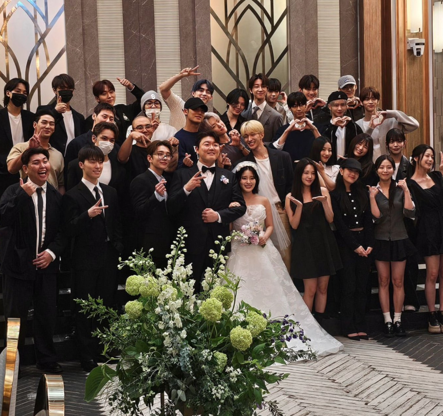 Pledis artists (SEVENTEEN, fromis_9, TWS, Baekho, Minhyun and Bumzu) attend a wedding together.