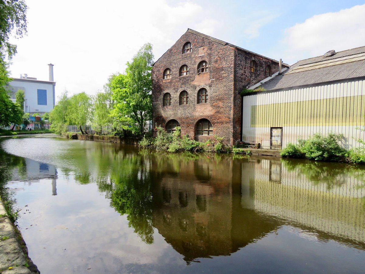 On Saturday I had a lovely walk along the Sheffield & Tinsley canal with my dad 😊 There were some nice reflections on the canal, and it was so peaceful despite running through Attercliffe. #Sheffield