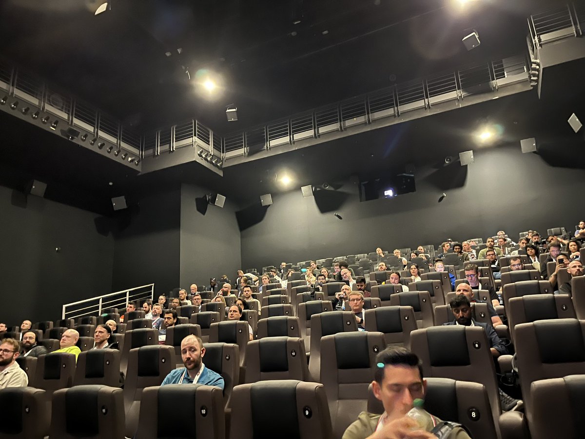 The session „Fast and Lightweight Spring Boot Applications with GraalVM“ starts in the black box cinema at the JCON 2024 in Cologne by @alina_yurenko @graalvm @jcon_conference