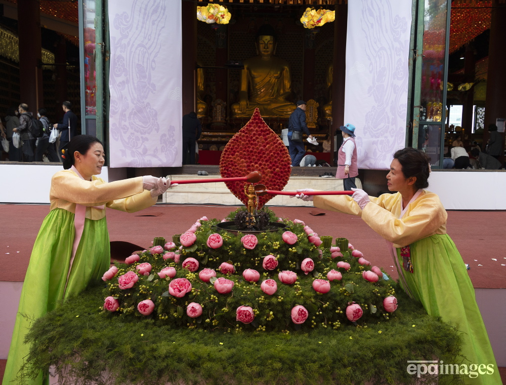 South Korean Buddhists attend a service to observe the Buddha's Era 2568 birthday at the Jogyesa Temple in Seoul, South Korea, 15 May 2024. 📸 EPA / Jeon Heon-Kyun