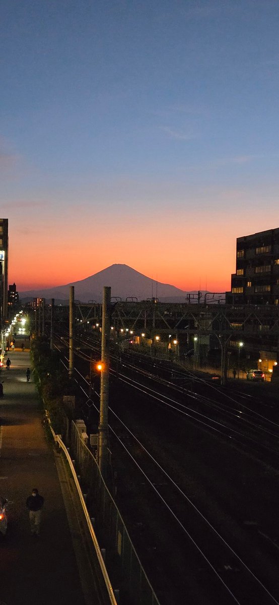 昨日の帰りにパシャリ！
これが欲しかった！！
ちなみに、目で見る方がグラデーションの濃淡が深い。
スマホやカメラはすごいけど、人も目も本当に凄いなとしみじみ。。。