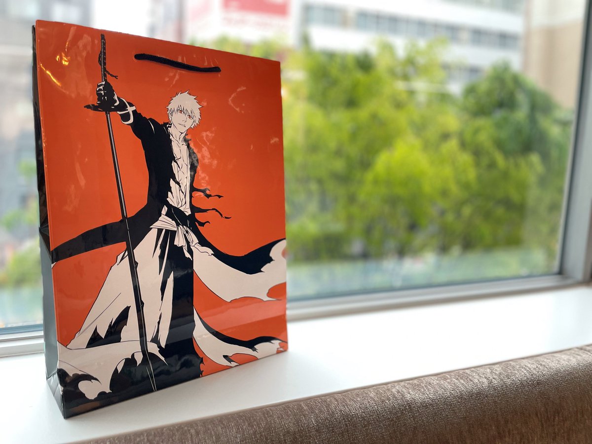 「BLEACH THE LOCUS OF BRAVE」4階特設ポップアップショップでは、 1会計につき5,000円（税込）以上お買い上げのお客様にコチラのショッパーを1つプレゼント！ イベントのメインビジュアルをダイナミックに使用した、本イベント限定の特別仕様です！〈スタッフ〉 bleach-the-locus-of-brave.com