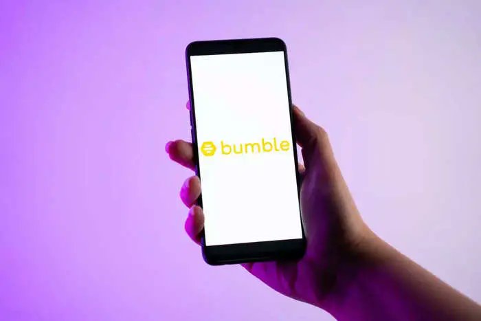 Bumble's billboard ads made fun of celibacy as an alternative to dating. It didn't go down well. #Bumble #Dating #Ads businessinsider.in/thelife/news/b…