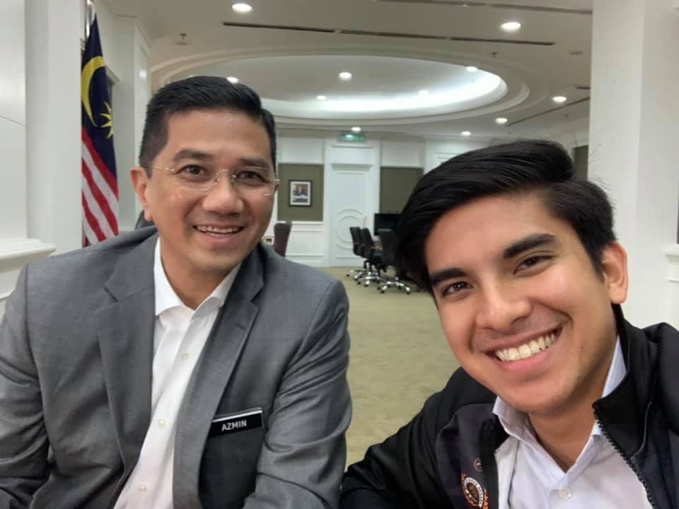 Azmin sambut tangan MP Muar dengan pelancaran buku Jalan Tegak, cadang untuk tulis buku berikutnya, Jalan Belakang. 

“Ada yang sedang tegak, tetapi bukan keadilan,” ujarnya riang.