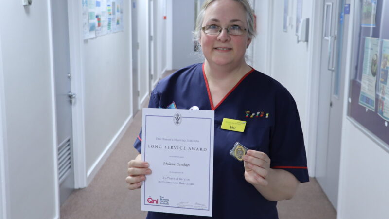 👏Congratulations to Mel Cambage, a senior nurse at @NTeesHpoolNHSFT, who has been presented with a special @TheQNI long service award. The award recognises long-serving community nurses - Mel has been a nurse for more than 25 years! More👉nth.nhs.uk/news/nurse-rec…