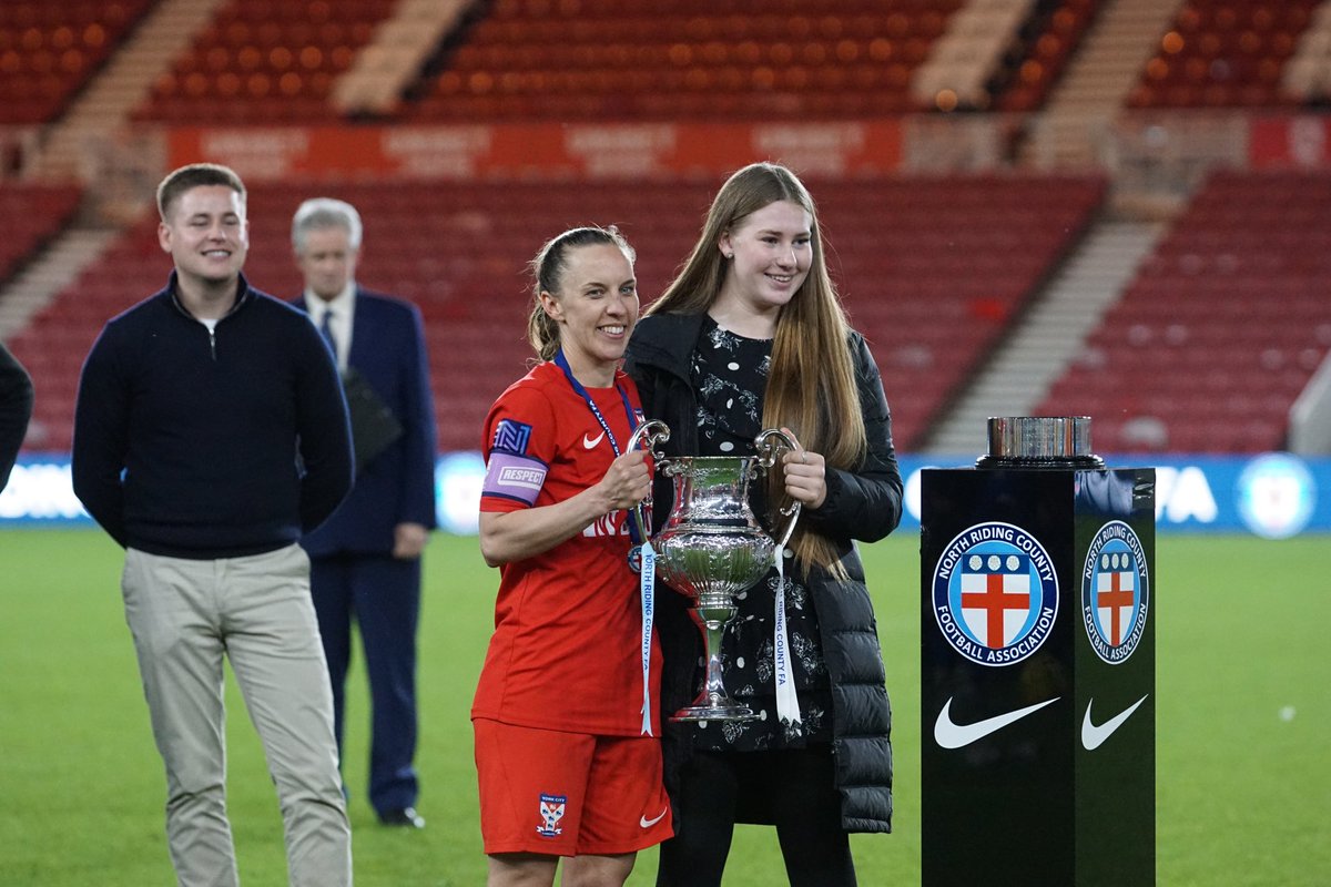 YorkCityLFC's tweet image. Finishing the season with silverware 🏆

📸 Ian Parker

#YCLFC #MinsterBelles