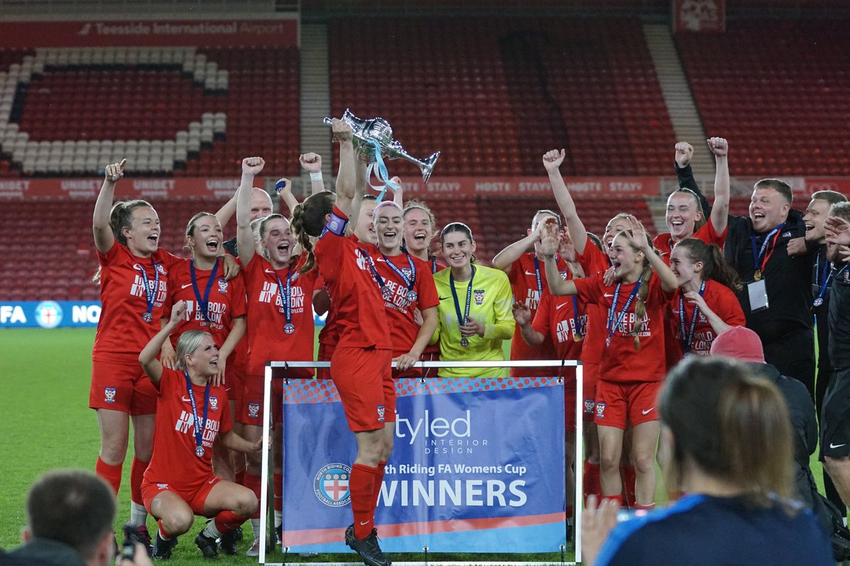 YorkCityLFC's tweet image. Finishing the season with silverware 🏆

📸 Ian Parker

#YCLFC #MinsterBelles