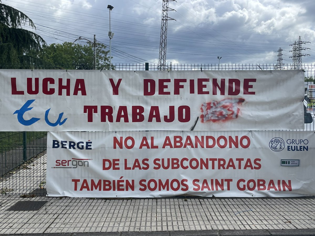 Estamos en Cristaria con los y las trabajadoras de Sekurit Saint-Gobain y las subcontratas y con la ministra de trabajo @Yolanda_Diaz_ para defender sus puestos de trabajo. Para defender la industria y el futuro de Asturias. ✊🏼✊🏼