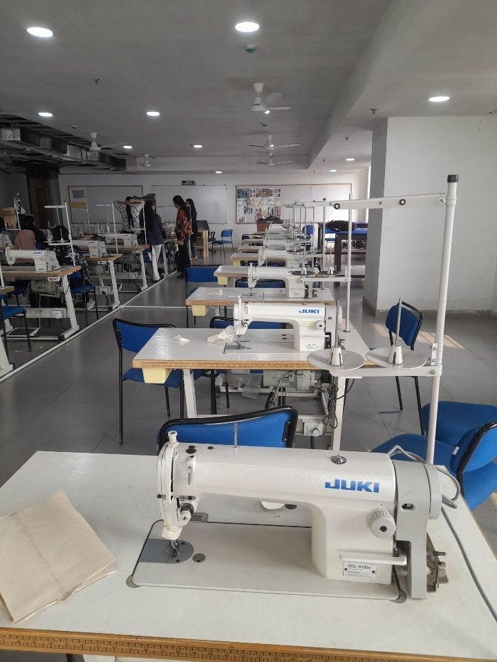 UKKHEHH_'s tweet photo. Pov : You're a fashion design student https://t.co/YPSX4JDa21
