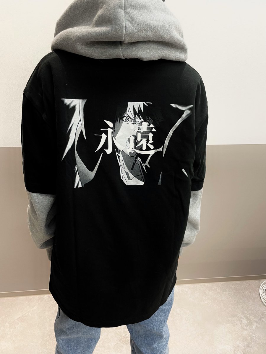 現在「BLEACH THE LOCUS OF BRAVE」4階特設ポップアップショップで販売中のTシャツをスタッフが着用してみました！ 印象的な一護のバックプリントで背面の印象がスタイリッシュに決まります。 パーカーとレイヤードにしても◎！〈スタッフ〉 bleach-the-locus-of-brave.com ＃BLEACH