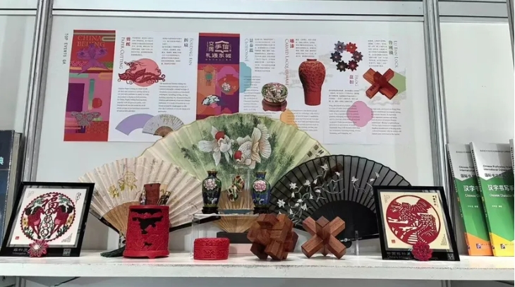 During the ongoing 33rd Doha International Book Fair in the Qatari capital, a #Beijing brand from Dongcheng District is showcasing its cultural heritage products, including cloisonné, carved lacquer, folding fans and Chinese paper-cutting to global audience.
#China