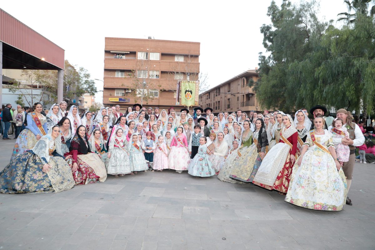 15 de maig, dia internacional de la família.   

Gràcies a cadascú dels fallers i falleres que formeu part d'aquesta gran família fallera, la millor.  

Tots junts fem més gran la nostra festa🩶🩷