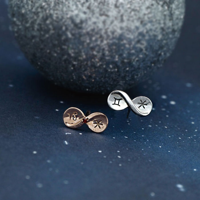 pair_fiss's tweet photo. 【新作】
月と星シリーズの商品を販売開始しました🌟🌙
第一弾は『ハワイアンテイストのムーンネックレス』、『星座マークが刻印出来る∞モチーフのピアス』です✨
成長や発展の象徴といわれている月。
身に着けることで幸せを呼び寄せる星座マーク。
どちらもお守りペアアクセにピッタリです💜 https://t.co/18aokIARNR