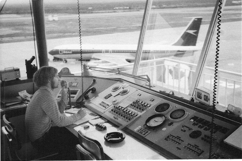 The control tower in Gander c.1972 with a view of a BOAC B707 being serviced on the airport's ramp. About the the only technical equipment in the tower then was a VHF radio & a light gun (how about that ashtray 😆)