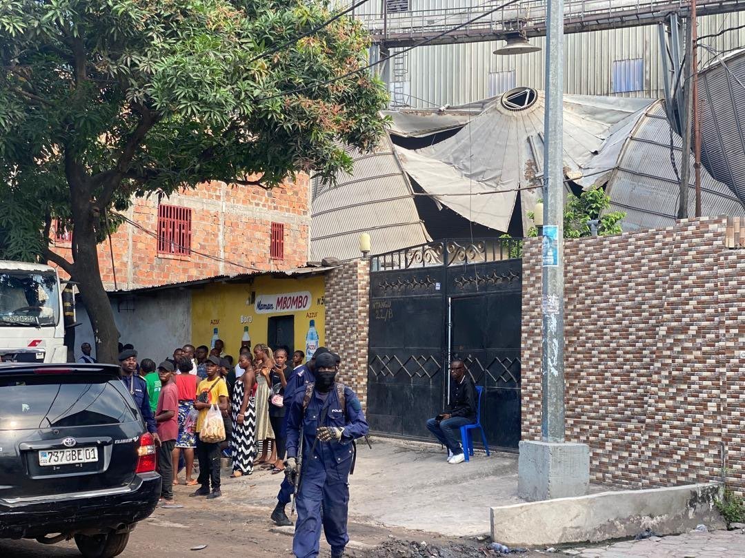 A Kinshasa, l'une des grandes citernes de la minoterie Minocongo, chargée de blé est tombée ce mercredi matin sur une maison voisine causant mort d’hommes: un ouvrier de l’usine, un enfant de 6 ans et une femme âgée. Les corps de la femme et de l'enfant sont encore bloqués dans