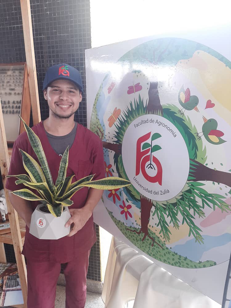 El ganador de la rifa realizada en la Expo Feria Vocacional del 29 y 30 de abril, fue <a href="/carlosjsoler15/">CS</a>, uno de nuestros seguidores en Instagram😍🫶🏻 La Profesora @maritzabelmateran fue la encargada de entregar la planta, una Sanseviera, del vivero de @fagro_luz y una gorra. 💚🪴✅