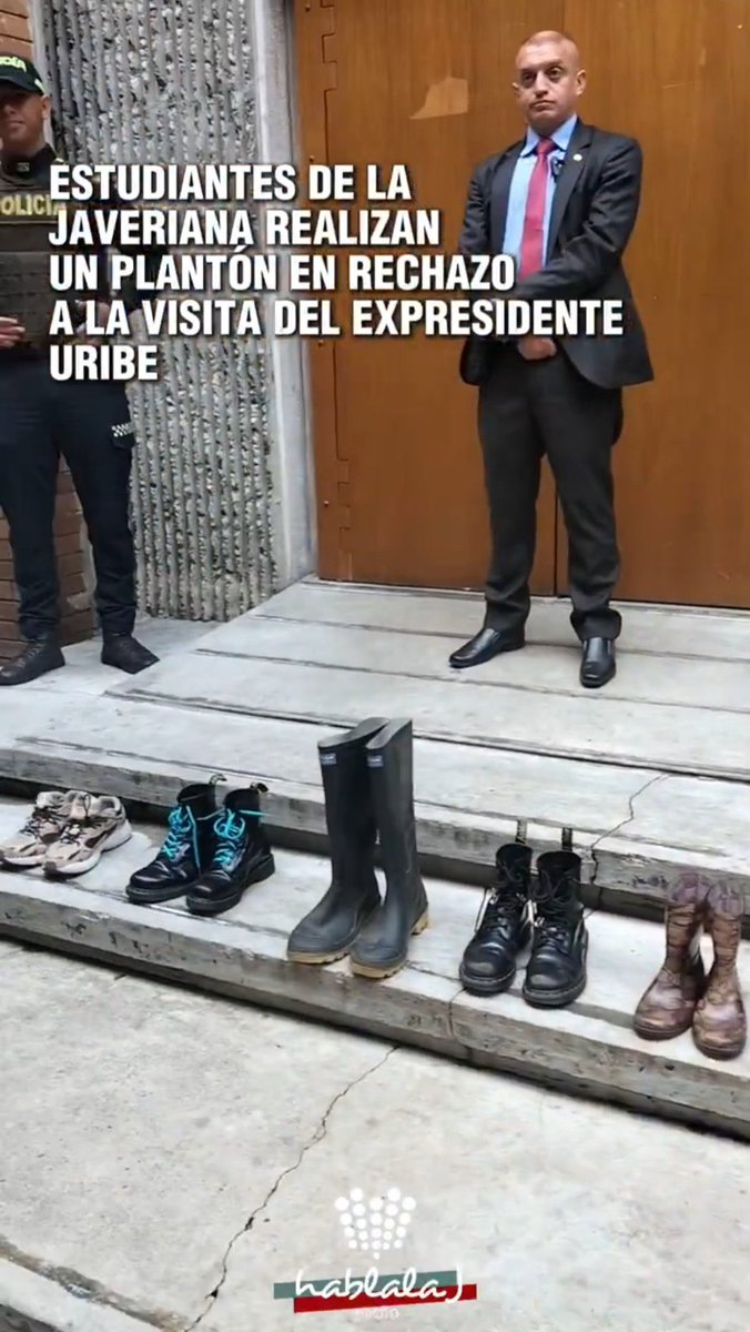 Tremenda imagen simbólica ayer en la @UniJaveriana a la entrada del auditorio. Los estudiantes expusieron las botas de caucho que los amigos de Álvaro Uribe colocaron al revés a los 6.493 jóvenes inocentes asesinados en virtud a su “seguridad democrática”.