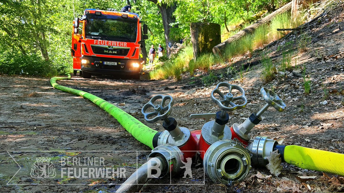 Am #Schlachtensee in #Zehlendorf brannten heute Vormittag 500qm Unterholz und Waldboden. Der #Brand wurde mit 2 Strahlrohren von 15 Kräften gelöscht. ⚠️Derzeit trocken, warm und windig = hohe Vegetationsbrandgefahr⚠️ Achten Sie auf unsere Hinweise: berliner-feuerwehr.de/ihre-sicherhei…