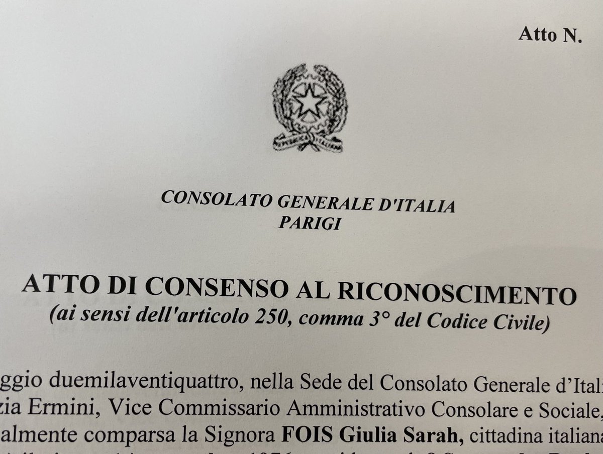 Fun fact. En France, n’importe quel homme peut se rendre dans n’importe quelle mairie pour se déclarer le père ne n’importe quel enfant. Comme ça. La mère n’a pas son mot à dire. En Italie, elle signe un formulaire où elle consent à ce que tel ou tel soit le père. Voilà. Hiha.