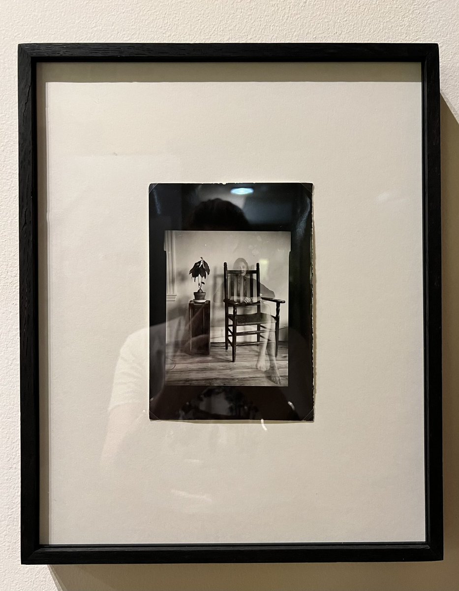 Susan Meiselas 

Autoritratto, Self-portrait,
44 Irving Street
Cambridge, Massachusetts, 1971
Stampa vintage alla gelatina d'argento

📍 fondazione palazzo magnani (re)