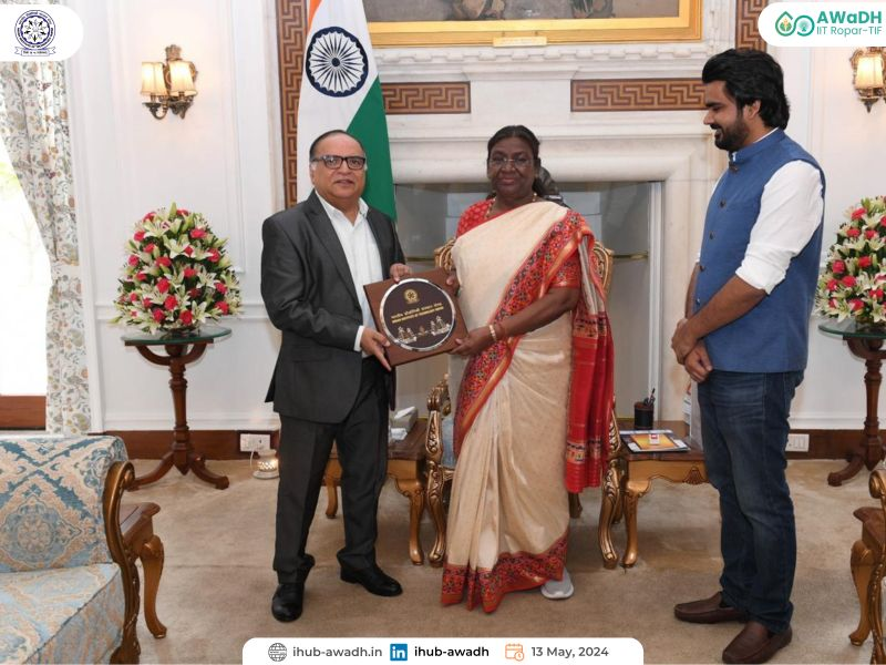 Director Prof. Rajeev Ahuja met Hon'ble President Smt. Droupadi Murmu, sharing @iitropar's remarkable progress over 15 years. She has accepted our invitation to be the Chief Guest at the International Conference on Holistic Education in October. #IITRopar  @rashtrapatibhvn