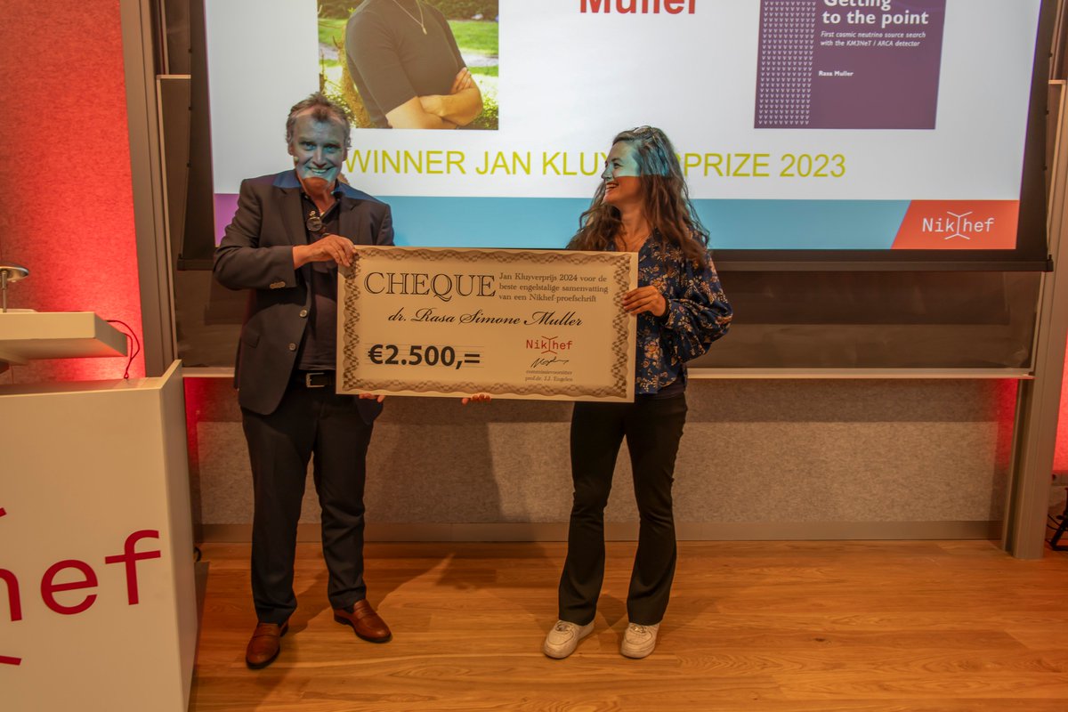 Neutrino researcher Rasa Muller has received the 2024 Jan Kluyver Prize for the best English-language abstract in her dissertation. The award was presented Monday, May 13, at the annual Nikhef Jamboree in Amsterdam.
nikhef.nl/en/news/kluyve…